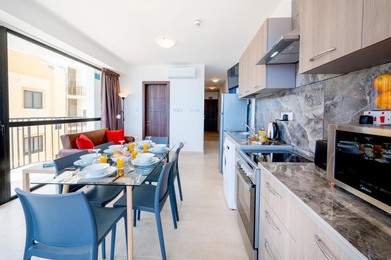 Islet Promenade Seafront Apartment With Large Corner Terrace By Getawaysmalta St. Paul's Bay Exterior foto