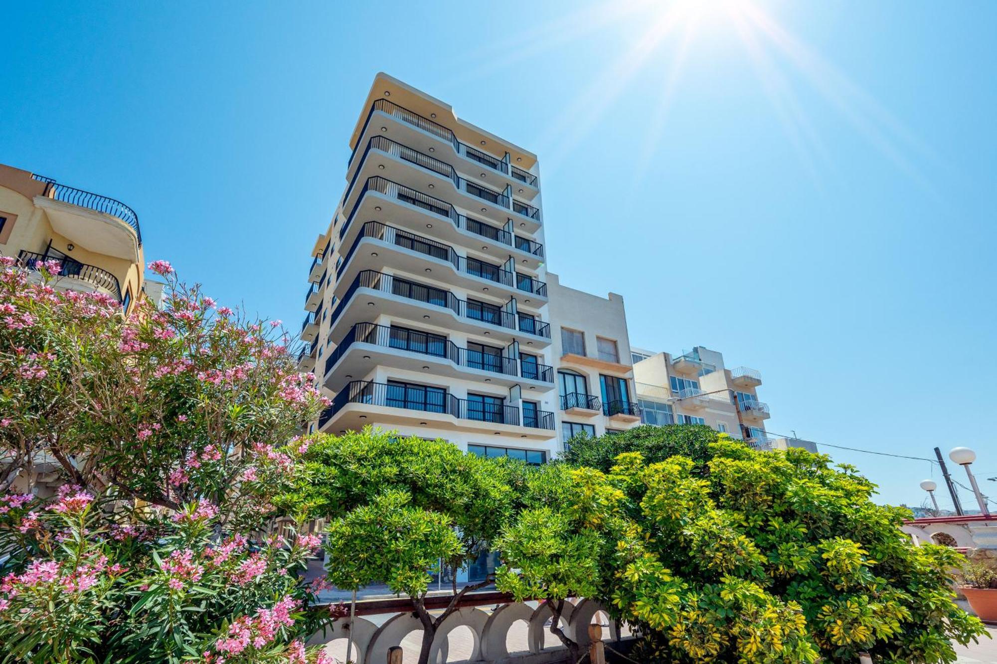 Islet Promenade Seafront Apartment With Large Corner Terrace By Getawaysmalta St. Paul's Bay Exterior foto